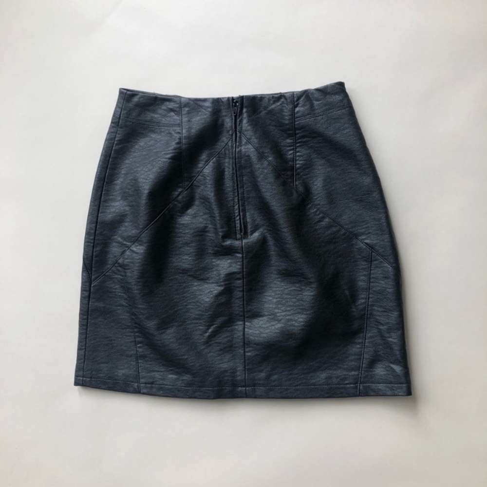 Faux leather mini skirt NWT - Picture 3 of 3